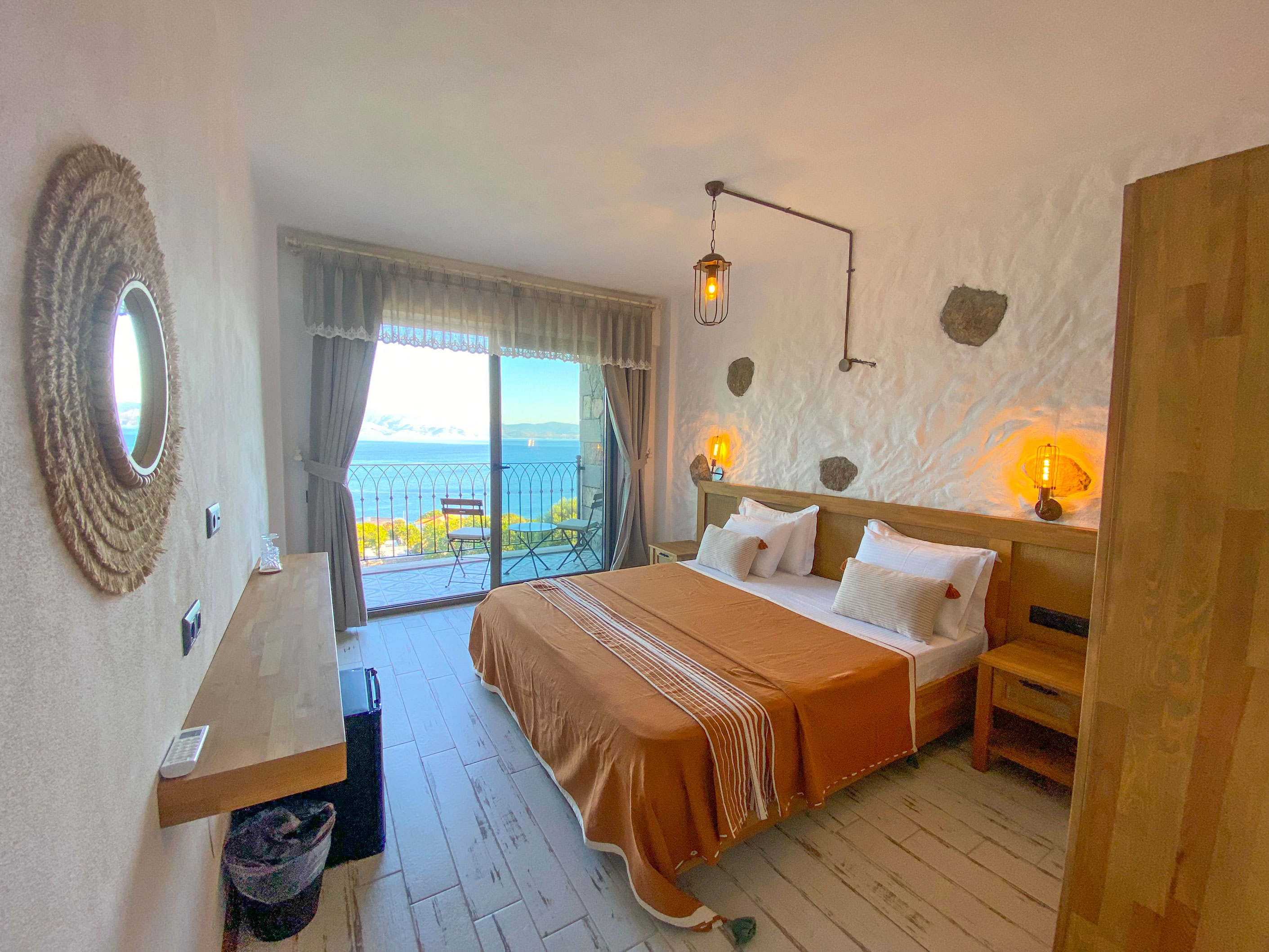 Deluxe Deniz Manzaralı Balkonlu Oda