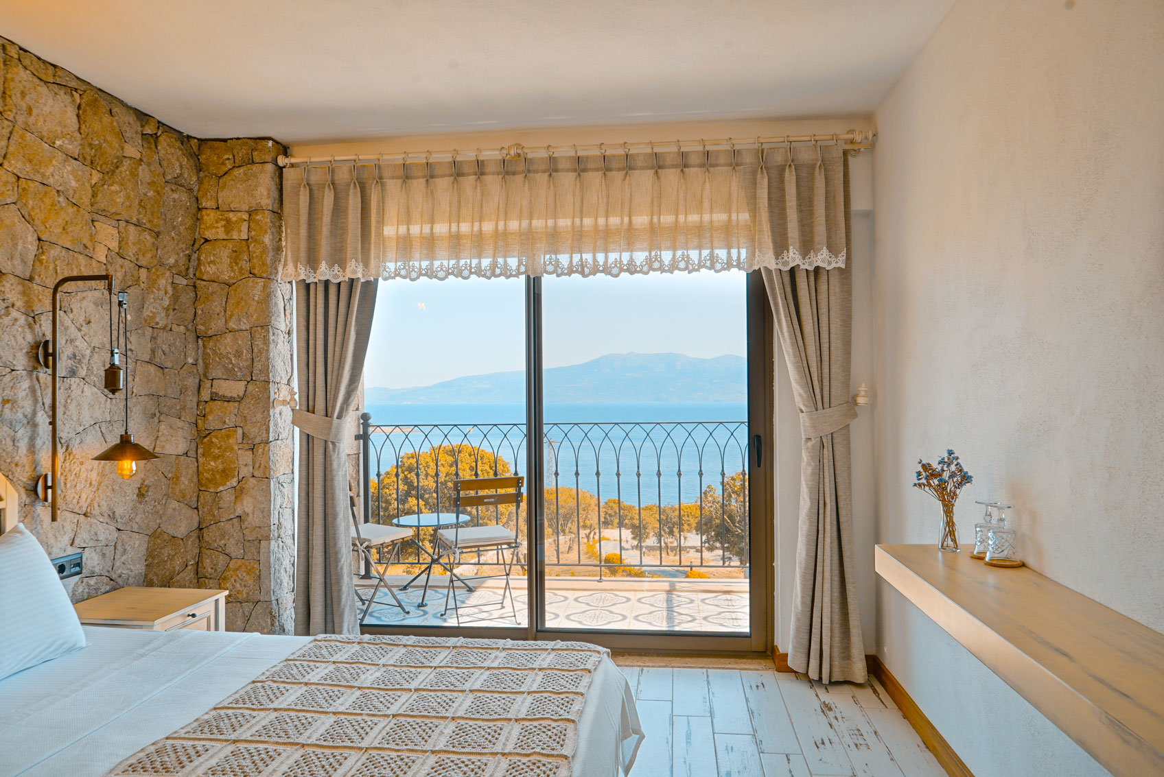 Deluxe Deniz Manzaralı Balkonlu Oda