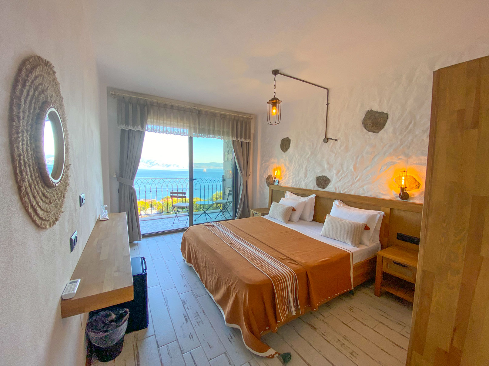 Deluxe Deniz Manzaralı Balkonlu Oda